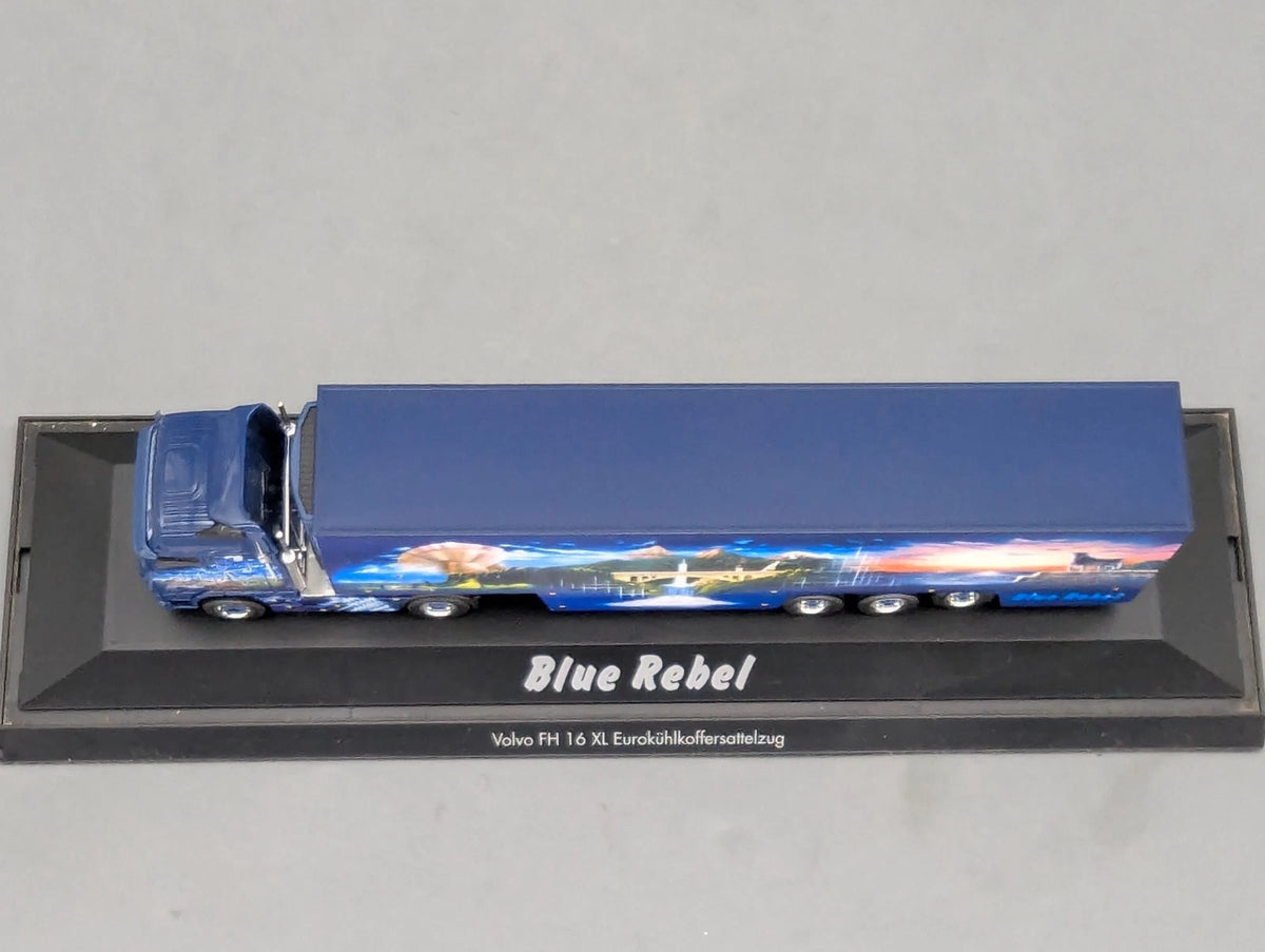 Lkw Modell 1:87 Herpa Volvo FH 16 XL Euro-KK-SZ Blue Rebel mit Vitrine