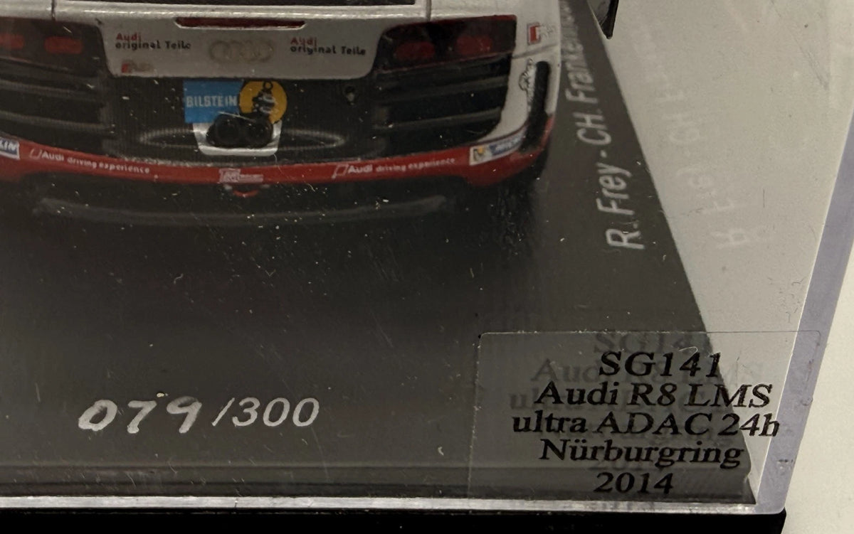 Modellautos 1:43 Spark Audi R8 LMS ultra 24h Nürburgring 2014 #18 in Vitrine