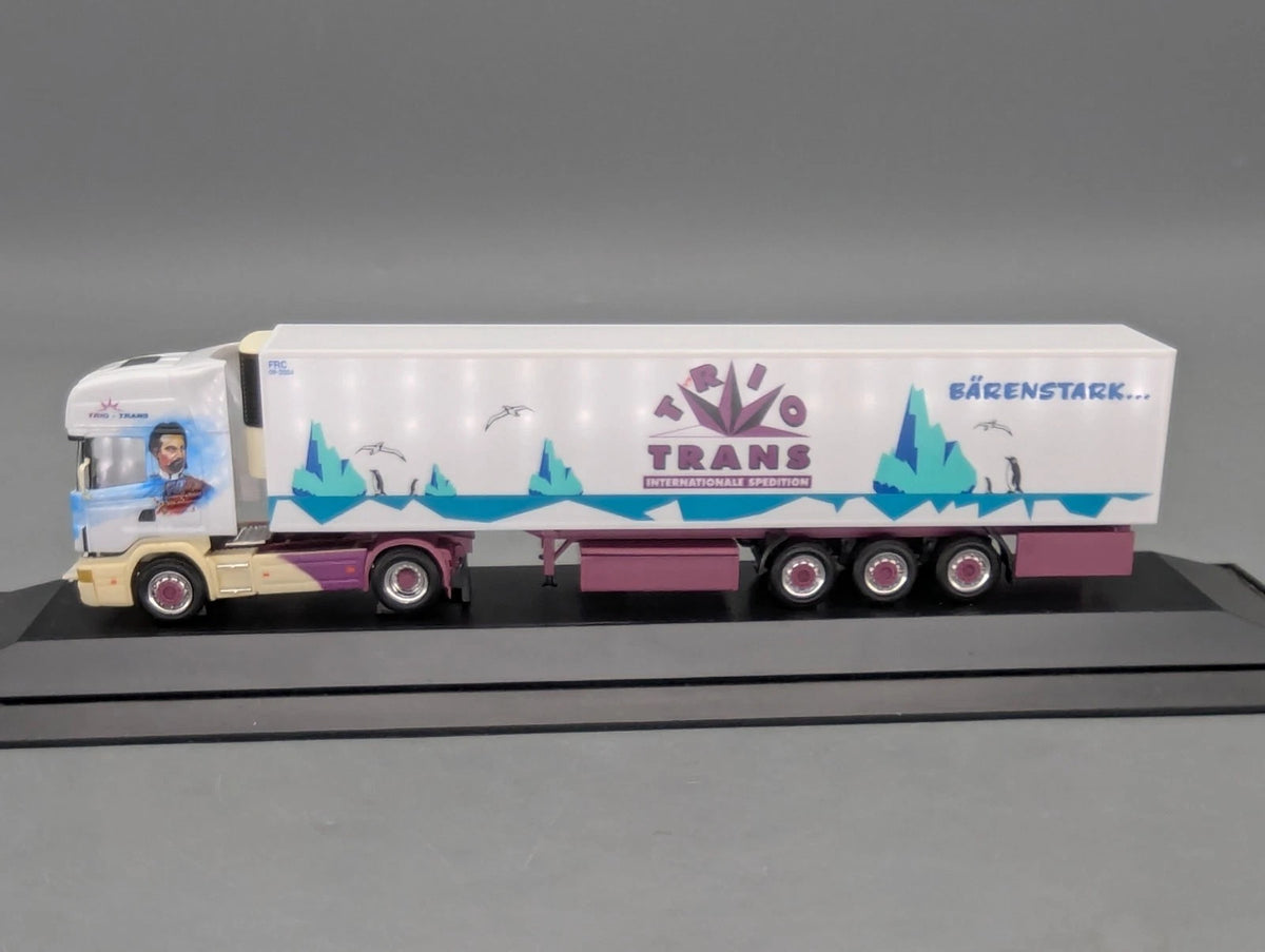 Lkw Modell 1:87 Herpa Scania Kühlkoffersattelzug Trio Trans mit Vitrine